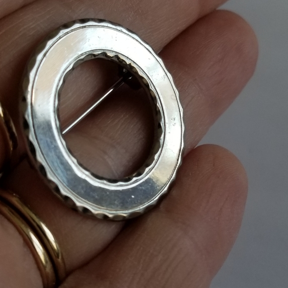 Vintage open circle brooch silver tone pin - Picture 5 of 5